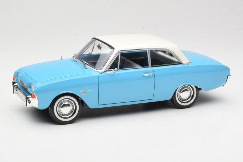 Ford Taunus 17M P2 Blau Revell 1:18 08817 Metall