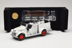GMC Feuerwehrauto Weiss Road Signature 1:18 20068 Metall – Bild 8 von 9