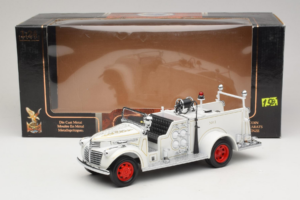 GMC Feuerwehrauto Weiss Road Signature 1:18 20068 Metall – Bild 9 von 9