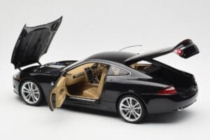 Jaguar XK-R X150 Midnight Schwarz AUTOart 1:18 73632 Metall – Bild 5 von 8