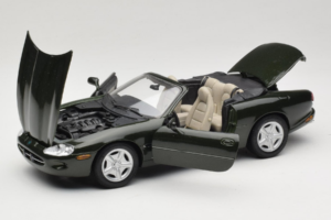 Jaguar XK8 Green Metallic Hellgrau Interieur Maisto 1:18 31836 Metall – Bild 2 von 8