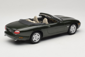 Jaguar XK8 Green Metallic Hellgrau Interieur Maisto 1:18 31836 Metall – Bild 3 von 8