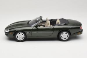 Jaguar XK8 Green Metallic Hellgrau Interieur Maisto 1:18 31836 Metall – Bild 4 von 8