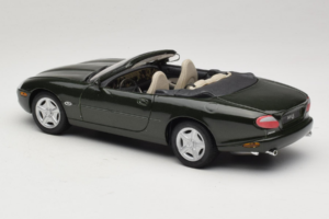 Jaguar XK8 Green Metallic Hellgrau Interieur Maisto 1:18 31836 Metall – Bild 7 von 8