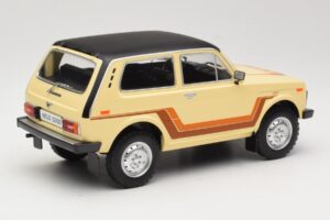 Lada Niva 2121 California Beige MCG 1:18 MCG18004 Metall – Bild 2 von 6