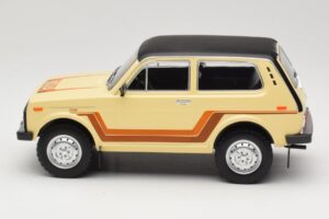 Lada Niva 2121 California Beige MCG 1:18 MCG18004 Metall – Bild 3 von 6