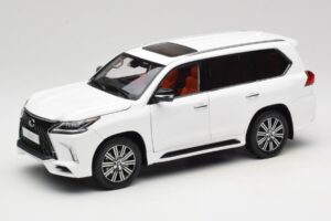 Lexus LX570 J200 Weiss LCD 1:18 LCD18010-WH Metall