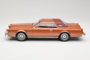 Lincoln Continental Mark V Crystal Apricot Metallic MCG 1:18 MCG18370 Metall – Bild 3 von 6