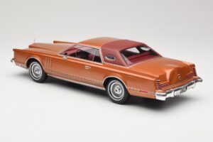 Lincoln Continental Mark V Crystal Apricot Metallic MCG 1:18 MCG18370 Metall – Bild 5 von 6
