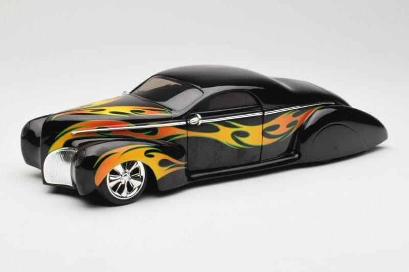 Lincoln Zephyr Scrape Custom Schwarz mit Flammen Hot Wheels 1:18 57319 Metall