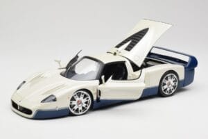 Maserati MC12 Weiss Blau Hot Wheels 1:18 G7158 Metall – Bild 2 von 8