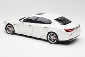 Maserati Quattroporte VI GTS Alpine Weiss AUTOart 1:18 75808 Metall – Bild 7 von 8