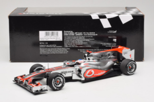 McLaren MP4-25 Mercedes #1 J. Button Vodafone McLaren Showcar F1 2010 Minichamps 1:18 530101801 Metall – Bild 6 von 7