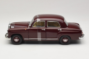 Mercedes 180 Ponton Dunkelrot Revell 1:18 08876 Metall – Bild 3 von 6