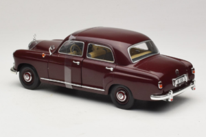 Mercedes 180 Ponton Dunkelrot Revell 1:18 08876 Metall – Bild 5 von 6