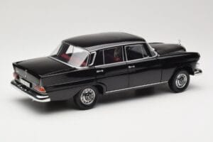 Mercedes 200 W110 Schwarz Norev 1:18 183574 Metall – Bild 3 von 8