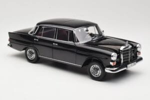 Mercedes 200 W110 Schwarz Norev 1:18 183574 Metall – Bild 6 von 8
