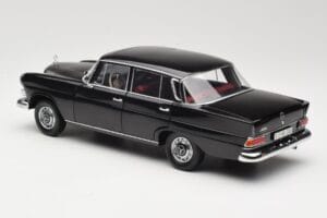 Mercedes 200 W110 Schwarz Norev 1:18 183574 Metall – Bild 7 von 8