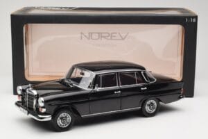 Mercedes 200 W110 Schwarz Norev 1:18 183574 Metall – Bild 8 von 8