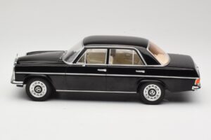 Mercedes 220D W115 Schwarz MCG 1:18 MCG18117 Metall – Bild 3 von 6