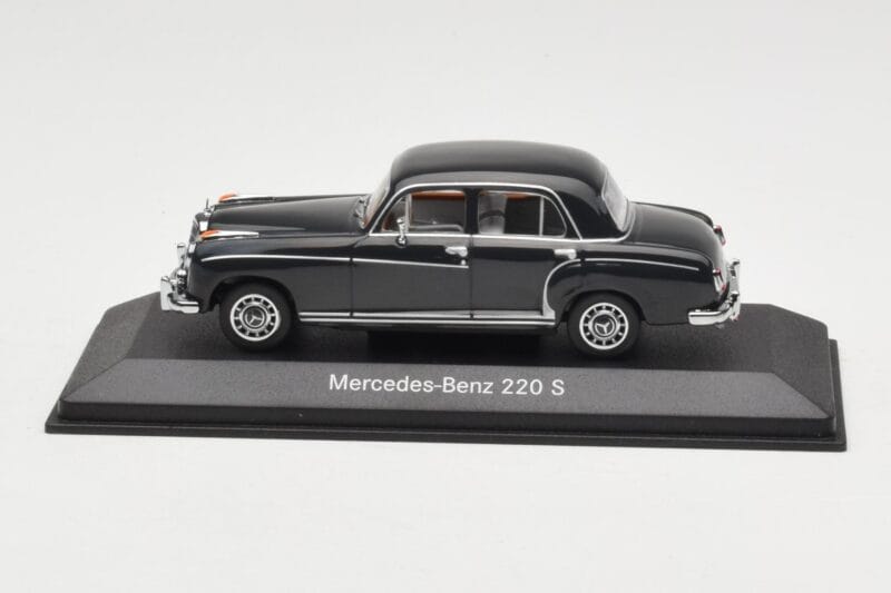 Mercedes 220S W180 Hellgrau Minichamps 1:43 Mercedes 220S W180 Hellgrau Minichamps 1:43 B66040534 Metall
