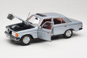 Mercedes 230E W123 Silber & Hellblau Revell 1:18 08407 Metall – Bild 2 von 8
