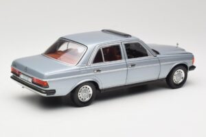 Mercedes 230E W123 Silber & Hellblau Revell 1:18 08407 Metall – Bild 3 von 8