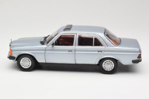 Mercedes 230E W123 Silber & Hellblau Revell 1:18 08407 Metall – Bild 4 von 8