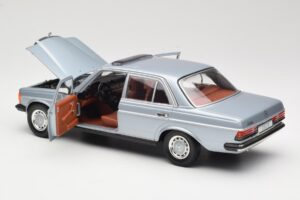 Mercedes 230E W123 Silber & Hellblau Revell 1:18 08407 Metall – Bild 5 von 8