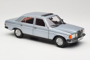 Mercedes 230E W123 Silber & Hellblau Revell 1:18 08407 Metall – Bild 6 von 8