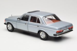 Mercedes 230E W123 Silber & Hellblau Revell 1:18 08407 Metall – Bild 7 von 8