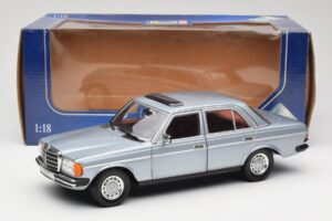 Mercedes 230E W123 Silber & Hellblau Revell 1:18 08407 Metall – Bild 8 von 8