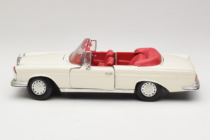 Mercedes 280 SE W108 Weiss Maisto 1:18 52111 Metall – Bild 4 von 8