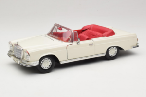 Mercedes 280 SE W108 Weiss Maisto 1:18 52111 Metall