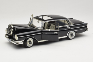 Mercedes 300 SE W112 Black Metallic Revell 1:18 08910 Metall – Bild 2 von 8