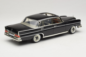 Mercedes 300 SE W112 Black Metallic Revell 1:18 08910 Metall – Bild 3 von 8