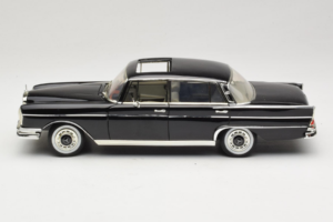 Mercedes 300 SE W112 Black Metallic Revell 1:18 08910 Metall – Bild 4 von 8