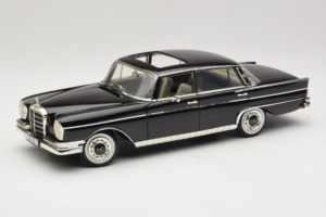 Mercedes 300 SE W112 Black Metallic Revell 1:18 08910 Metall