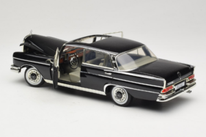 Mercedes 300 SE W112 Black Metallic Revell 1:18 08910 Metall – Bild 5 von 8