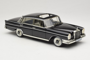 Mercedes 300 SE W112 Black Metallic Revell 1:18 08910 Metall – Bild 6 von 8
