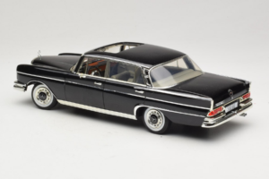 Mercedes 300 SE W112 Black Metallic Revell 1:18 08910 Metall – Bild 7 von 8