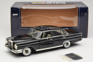 Mercedes 300 SE W112 Black Metallic Revell 1:18 08910 Metall – Bild 8 von 8