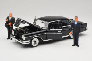 Mercedes 300 SE Schwarz mit Figuren Revell 1:18 9050 Metall – Bild 2 von 9