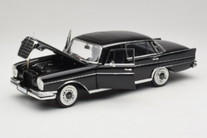 Mercedes 300 SE Schwarz mit Figuren Revell 1:18 9050 Metall – Bild 3 von 9