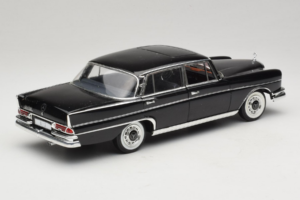 Mercedes 300 SE Schwarz mit Figuren Revell 1:18 9050 Metall – Bild 4 von 9