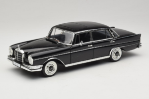 Mercedes 300 SE Schwarz mit Figuren Revell 1:18 9050 Metall