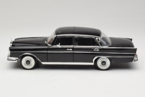 Mercedes 300 SE Schwarz mit Figuren Revell 1:18 9050 Metall – Bild 5 von 9