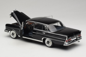 Mercedes 300 SE Schwarz mit Figuren Revell 1:18 9050 Metall – Bild 6 von 9