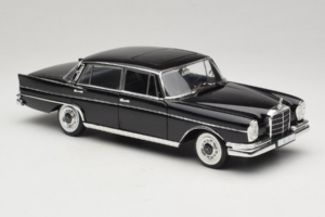 Mercedes 300 SE Schwarz mit Figuren Revell 1:18 9050 Metall – Bild 7 von 9