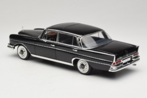 Mercedes 300 SE Schwarz mit Figuren Revell 1:18 9050 Metall – Bild 8 von 9